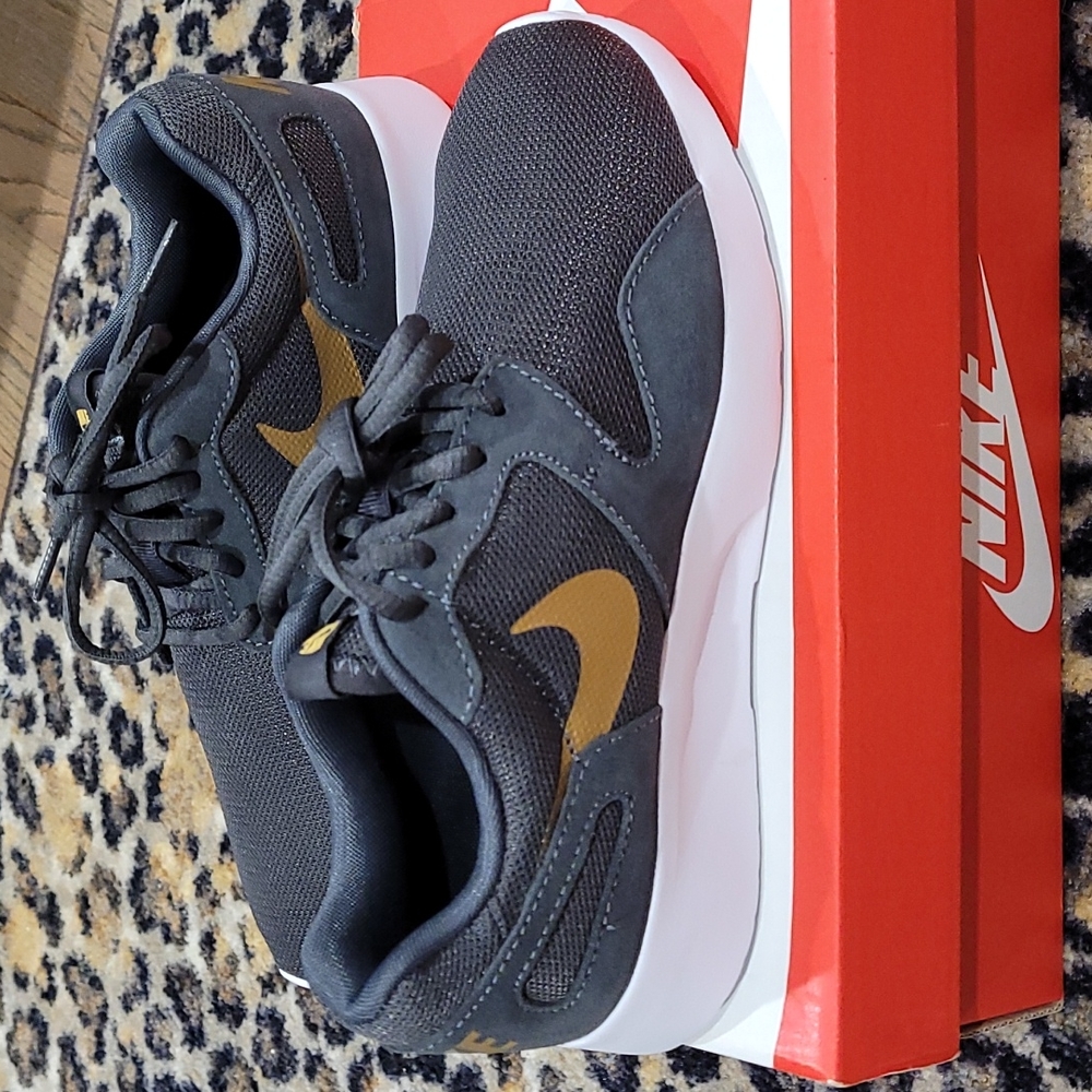 NWT womans nike size 6.5